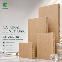 Panneau OSB mélaminé en chêne miel naturel Jinbase 18 mm, 1220x2440 mm, E0, panneau de fibres orientées, pour armoire, meubles, placard, CARB P2