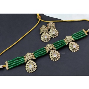 Magnifique ensemble collier et boucles d'oreilles en laiton plaqué or de qualité supérieure, orné de perles et de pierres Moissanite Kundan, idéal pour les mariages, pour femmes. - Product Image 1