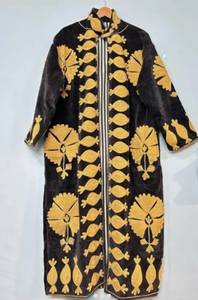 Manteau long en velours noir fait main sur mesure avec broderie appliquée motif grenade jaune doré, style vintage bohème, vente en gros - Product Image 3