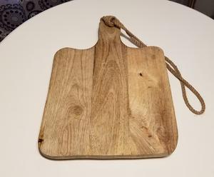 Planche à découper en bois d'acacia, design rond avec rainure pour les jus, épaisse, durable, sûre pour les couteaux, idéale pour couper, servir et offrir en cadeau - Product Image 6