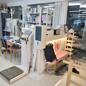 เครื่องวิเคราะห์ร่างกายอัจฉริยะ Bodydot BDF1000 พร้อมระบบ AI ตรวจสอบสุขภาพ โครงอะลูมิเนียมอัลลอยด์ที่ยืดหยุ่น ไม่สามารถพับได้ ติดตามร่างกายแบบเต็มรูปแบบ - Product Image 2