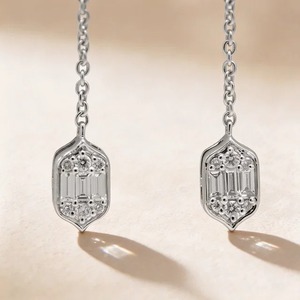 Boucles d'oreilles pendantes en or blanc 9K avec diamants baguette et ronds de 1,25 carat, vente en gros, bijoux fins personnalisés - Product Image 1