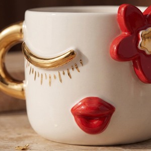 Mug en céramique tendance avec lèvres de fleur rouge et design cils dorés – Tasse à café fantaisie, cadeau original - Product Image 2