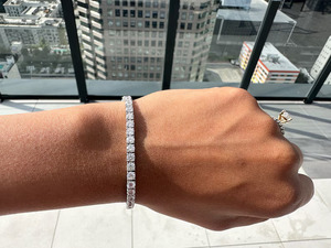 Bracelet tennis pour femme plaqué rhodium, serti de diamants ronds taille brillant, style classique, en alliage - Product Image 4