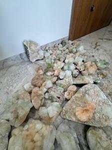 Pierre d'apophyllite vert clair naturel |   Cristal décoratif pour la maison, le bureau et la présentation - Product Image 4