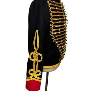 Veste de parade, au design en coton noir avec des tresses et des boutons dorés inspirés des uniformes des hussards napoléoniens - Product Image 2