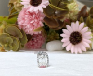 Colgante de Boda con Halo de Diamantes Cultivados en Laboratorio con Corte Esmeralda de 2 TCW, Oro Blanco Sólido de 14k para Joyería Femenina - Product Image 5