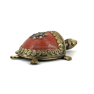 Décoration tortue artisanale avec verre coloré rouge/doré/bleu, métal laiton et travail détaillé de la coquille - Product Image 2