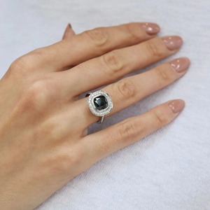 Anillo de Compromiso Minimalista de Lujo con Diamante Cultivado en Laboratorio de 1.50CT, Corte Cojín, Certificado IGI, Oro Blanco de 14K, Engaste de Bisel, Media Eternidad Catedral - Product Image 1