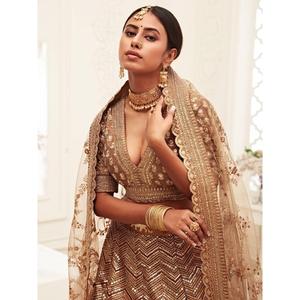 Tenue de mariage exceptionnelle en soie flammée Lehenga Choli en marron brodé pour les mariées - Product Image 4