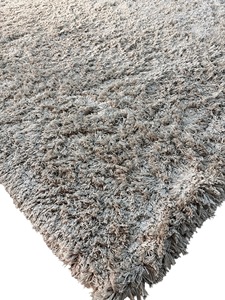 Alfombra de Seda Gris-Beige de Pelo Largo: Alfombra Moderna y Suave para el Suelo - Product Image 1