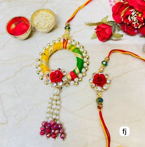 Conjunto de Rakhi Bhaiya Bhabhi Hecho a Mano, Rakhi Tradicional Rajasthani y Rakhi a Juego para Hermano con Latkan Colgante de Perlas y Cuentas Doradas - Product Image 3
