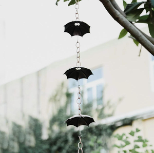 Cadena de Lluvia con Diseño de Murciélago y Acabado Metálico Negro para un Flujo de Agua con Temática de Halloween y Decoración Única para Jardín - Product Image 2