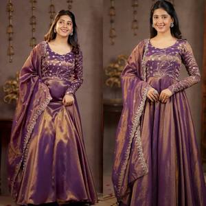 Suministro al por mayor: Conjunto de traje Anarkali de seda Cosmos de alta calidad para mujer con falda de 4 metros y forro de microalgodón para inventario de temporada festiva - Product Image 4