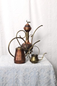 Arrosoir vintage à long bec, design martelé foncé, idéal pour une arrosage contrôlé et écologique et des soins quotidiens des plantes, provenant d'Inde. - Product Image 6