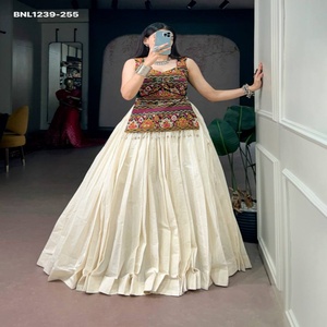 Ropa para festivales: Lehenga blanco de algodón Cora con diseño sólido y ampliamente vuelto, blusa estilo corsé con bordado estilo Kutchhi. Exportador indio. - Product Image 1
