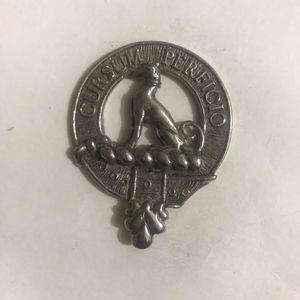 Écusson du blason du Clan Sinclair, généralement fabriqué en étain. Il peut être porté sur une casquette, une écharpe ou un kilt pour montrer son allégeance au clan. - Product Image 6