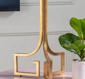 Lampe de table en métal Regency Arch avec base en fer doré brossé, abat-jour en lin de qualité supérieure, éclairage ambiant chaud pour les intérieurs de luxe - Product Image 3