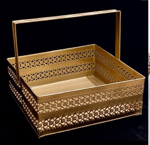 Plateau rectangulaire doré orné avec une base ondulée blanche et de magnifiques poignées florales, disponible à prix de gros. - Product Image 3