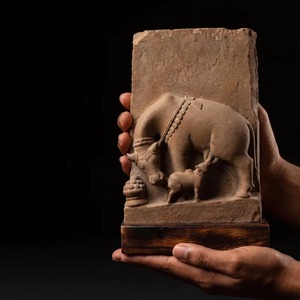 Statue de vache sacrée Kamdhenu antique, réplique d'art de temple hindou classique pour musée - Product Image 1