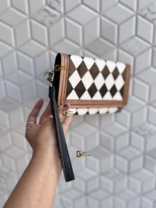 Bolso de Mano de Cuero Tallado a Mano, Elegante Bolso de Mano con Patrón a Cuadros Blanco y Negro, con Correa para la Muñeca, Estilo Occidental, para Uso Diario de Mujeres - Product Image 2