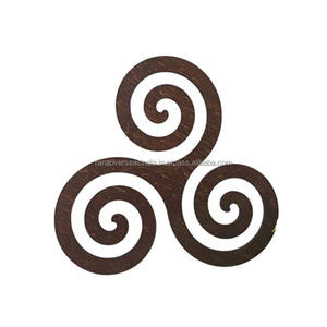 Azulejo de altar de pared de madera hecho a mano Triskele Ideal para oraciones de meditación y mejora de la decoración del hogar disponible en varios tamaños - Product Image 5