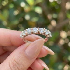 Anillo de Diamantes Redondos de Siete Piedras en Oro Amarillo, Anillo de Compromiso con Garras Compartidas, Elegante Anillo de Aniversario, Joyería Nupcial Minimalista, Regalo - Product Image 2