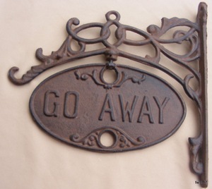 Panneau mural en fonte ovale « Go Away » – Décoration traditionnelle pour entrée et maison - Product Image 1