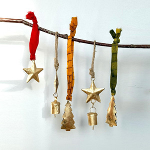 Adornos Colgantes Hechos a Mano en Oro con Estrellas, Árboles y Campanas con Cintas de Tela Coloridas, Decoración Festiva para el Hogar - Product Image 2