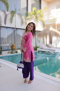 Elegante Conjunto de Kurti Corto con Adornos de Zari y Lentejuelas, Pantalones Estilizados y Bolso Potli - Product Image 2