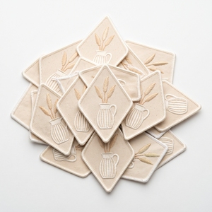 Parche personalizado a granel para tetera de cerámica hexagonal, insignia termoadhesiva de sarga blanca con borde azul pizarra - Product Image 3