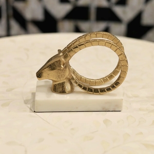 Statue de buste de tête de bélier en or métallique accrocheuse avec base en marbre blanc, pièce maîtresse pour décorations intérieures de luxe - Product Image 4