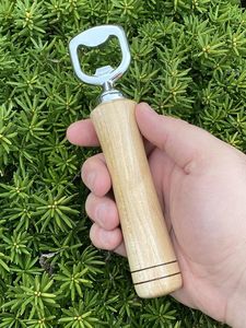 Abridor de Botellas Multiusos con Mango de Madera para Cerveza, Refrescos y Bebidas - Herramienta de Barra Duradera de Acero Inoxidable con Marca Personalizada - Product Image 3