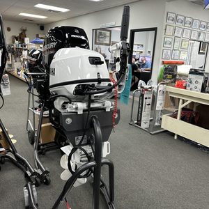 2025 Yamaha F25SWTHC2 Blanc Poignée de commande électrique Démarrage électrique avec Power Tilt & Trim - Product Image 2