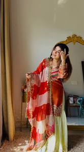 Haut en crêpe de soie brodé de motifs ethniques pour femmes, avec palazzos et dupatta - Product Image 3