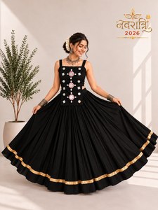 Conjunto de Blusa de Seda Romana con Adornos de Conchas y Efecto Espejo Negro de Secado Rápido y Falda Lehenga Plisada, Cuello Cuadrado, Corte Regular, Estilo Indio - Product Image 5