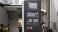 Tour CNC à banc incliné compact avec système de refroidissement haute pression, structure rigide prête à l'emploi pour petites pièces de soupape et barres de 45 mm