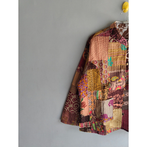 Veste en patchwork de soie Kantha réversible style bohème, manteau matelassé vintage pour femme, design personnalisé, cadeau pour elle - Product Image 4