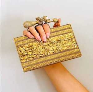 Bolso de mano esférico antiguo de latón dorado con tallado floral y borlas laterales con cuentas de perlas al por mayor. - Product Image 6