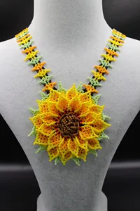 Collier tournesol élégant et charmant, bijoux perlés faits à la main, cadeau pour avocat pour anniversaire, anniversaire de mariage, ou tenue de soirée - Product Image 1
