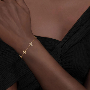 Pulsera de cadena con dijes de diamante de punta compartida y mariposa acanalada - Product Image 5