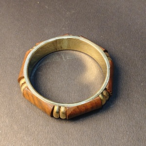 กำไลข้อมือไม้ธรรมชาติแกะสลักด้วยมือและทองเหลืองขัดเงา – กำไลไม้รูปทรงเรขาคณิตสองสี – สไตล์ชาติพันธุ์ผสมผสานวัสดุหลากหลาย - Product Image 3