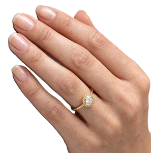 แหวนเพชรทรงกลมเม็ดเดี่ยวแบบมินิมอลลิสต์ ขอบทองคำแท้ 10K 14K ประดับเพชรทรงกลมเพาะเลี้ยงในห้องปฏิบัติการ คุณภาพสี DEF ความสะอาด VVS พร้อมลายดอกไม้มิลเกรน - Product Image 6
