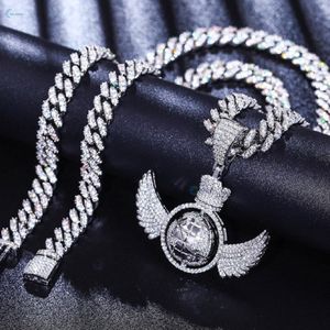 จี้รูปโลกปีกนางฟ้าประดับเพชรเต็มตัวสุดหรู สร้อยคอฮิปฮอปเพชรเลี้ยงในห้องปฏิบัติการสำหรับผู้ชาย - Product Image 3