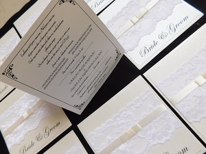 Cartes de mariage en papier gaufré avec des détails élégants en relief, idéales pour les invitations, les cérémonies, les fêtes, les cadeaux et les occasions spéciales. - Product Image 3