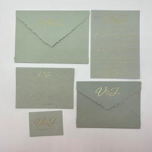 Élégantes invitations en papier de coton imprimé à l'or, d'aspect artisanal, idéales pour les mariages, les fêtes, les célébrations et les annonces. - Product Image 2