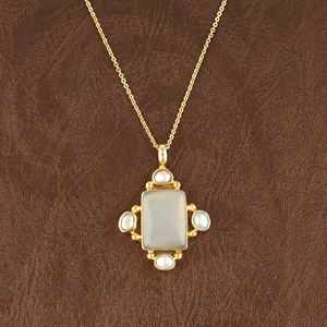 Collier pour femme en laiton plaqué or 18 carats, serti de pierres de lune blanches naturelles de style vintage avec accent de perle, idéal pour les soirées. - Product Image 2