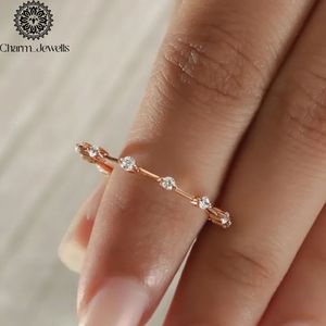 Bague d'éternité classique pour femme en argent plaqué or rose avec moissanite certifiée IGI, sertie à griffes - Charm_Jewells - Product Image 4