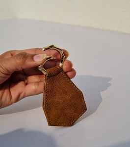 หมวกแฟชั่นกระเป๋าหมวกคลิปเดินทาง PU คลิปหนีบหมวกคลิปหนีบหมวกอเนกประสงค์สำหรับกระเป๋าเดินทางคลิปแม่เหล็กหนัง PU - Product Image 2