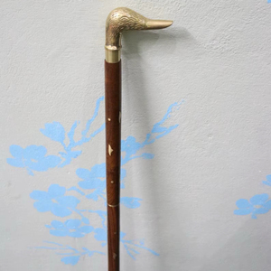 Bâtons de marche rustiques modernes en bois naturel écologique avec poignée en laiton poli, idéaux pour les cadeaux - Product Image 1